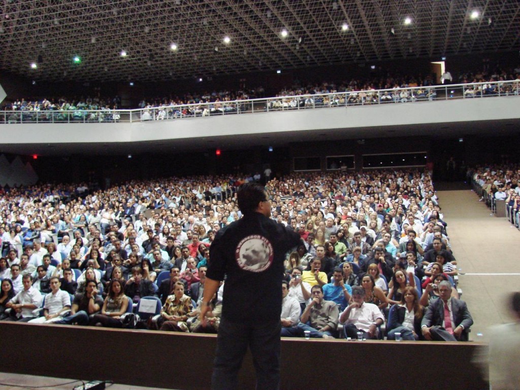 Luppa fala sobre trajetória na Trend e projeta o futuro com sua empresa V2G 3 Vendedor Pit Bull em ação em uma de suas palestras