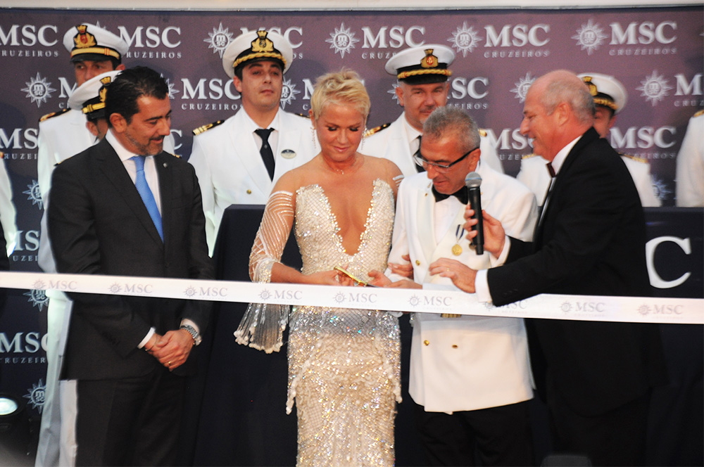 Xuxa Meneghel, madrinha da MSC no Brasil, corta a fita ao lado do CEO da MSC, Gianni Onorato, e do comandante do MSC Seaview, Giuseppe Galano