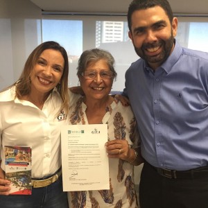 Carla Santiago e Alexandre Meneses, representantes da GTA na Bahia e em Sergipe, reconhecem Eleane Ferreira Teixeira, vencedora do mês de dezembro
