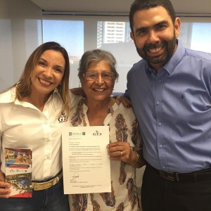 GTA premia agente na campanha em parceria com Portobello Carla Santiago e Alexandre Meneses, representantes da GTA na Bahia e em Sergipe, reconhecem Eleane Ferreira Teixeira, vencedora do mês de dezembro