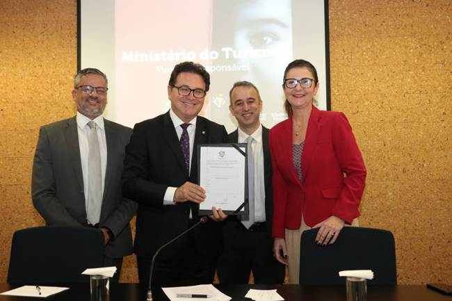AccorHotels adere ao Código de Conduta emitido pelo MTur contra abuso infantil 1 Adriana Pinto, Gerente Geral do Grand Mercure Brasília Eixo Monumental, representou a AccorHotels na entrega do documento