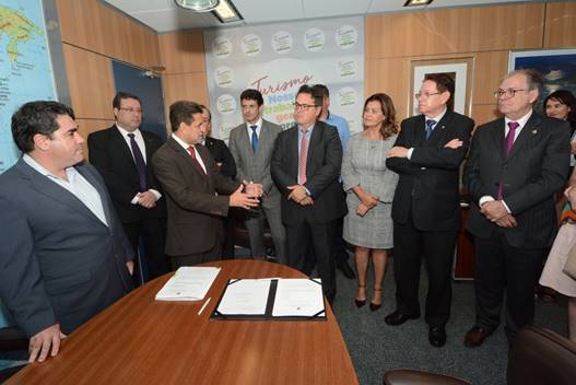 Ministérios do Turismo e do Meio Ambiente regulam observação de baleias 1 Evento no Ministério do Turismo reuniu representantes do MTur, MMA, Embratur e ICMBio