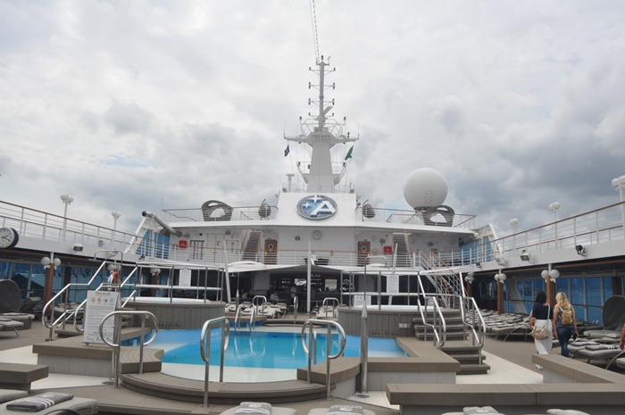 Azamara Pursuit chega ao Brasil e R11 leva agentes para visita técnica; fotos 2 Área da piscina