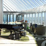 Área exclusiva do Yacht Club conta até com piano