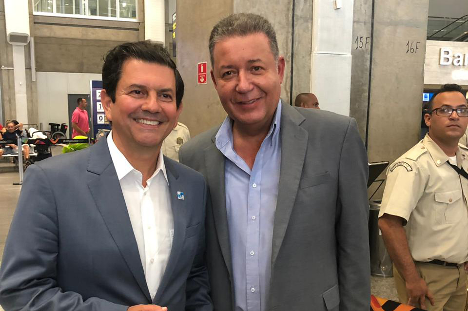 No primeiro dia de trabalho, novo secretário do RJ vai ao aeroporto receber turistas Alexandre Sampaio, presidente da FBHA também participou da ação