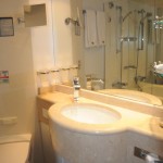 Banheiro conta com peça de mármore, banheira e amenities exclusivos da classe Yacht Club