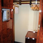 Cabine do Yacht Club conta até com um mini closet para roupas, sapatos e acessórios