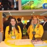 Caroline Loiola e Amanda Oliveira recepcionaram os visitantes do estande do Brasil nesta quinta-feira