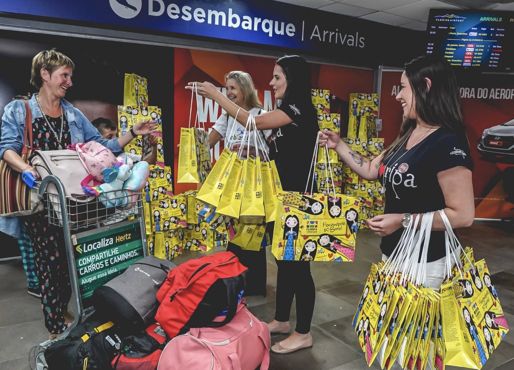 Turistas sendo recepcionados no Aeroporto de Florianópolis