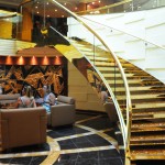 Escada de pedras douradas Swarovski é exclusiva da área do Yacht Club
