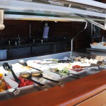 Frutas, frios e quentes são servidos durante o dia todo no espaço exclusivo do Yacht Club