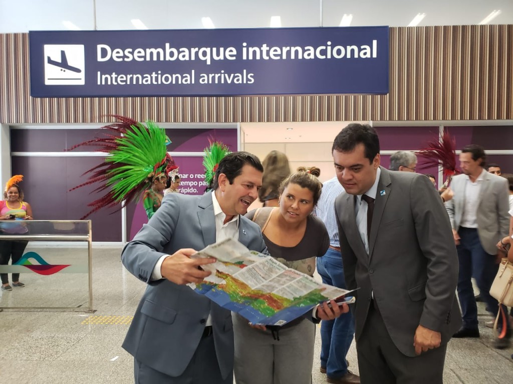 No primeiro dia de trabalho, novo secretário do RJ vai ao aeroporto receber turistas Leite conversou com os visitantes e falou sobre as opções para o turista no Rio de Janeiro