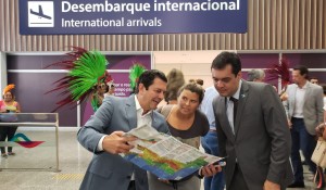 No primeiro dia de trabalho, novo secretário do RJ vai ao aeroporto receber turistas
