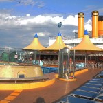 Jacuzzis e espreguiçadeiras compõem o espaço Jacuzzis e espreguiçadeiras compõem o espaço