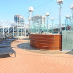 Jacuzzis, piscina, mesas, cadeiras, espreguiçadeiras, bar e restaurante exclusivo na área do Yacht Club