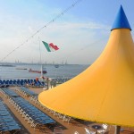 Popa do Costa Luminosa conta com bar, piscina, jacuzzis e amplo espaço aberto Popa do Costa Luminosa conta com bar, piscina, jacuzzis e amplo espaço aberto