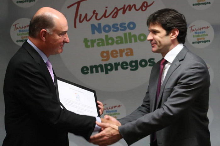 Cidade de Muriaé (MG) recebe Selo Oficial +Turismo do ministro Marcelo Álvaro Prefeito de Muriaé (MG), Ioannis Konstantinos Grammatikopoulos, recebe os cumprimentos do ministro do Turismo, Marcelo Álvaro Antônio. (Foto: Roberto Castro-MTur)