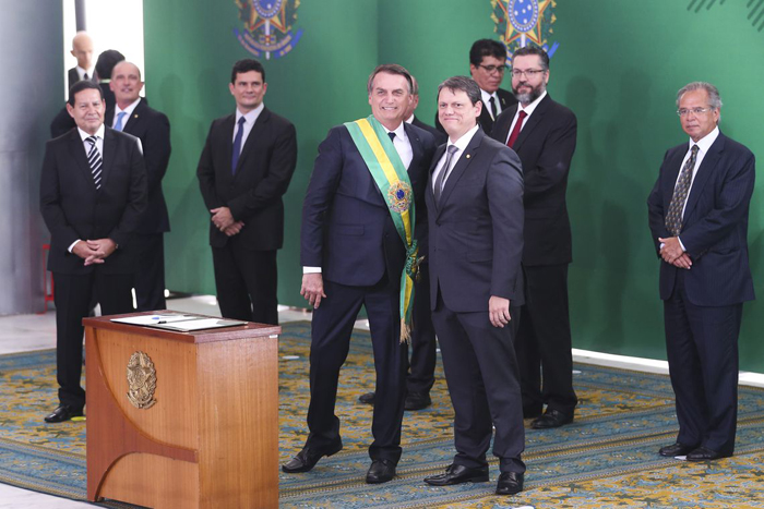 O presidente Jair Bolsonaro empossa o ministro da Infraestrutura, Tarcísio Gomes de Freitas, durante cerimônia de nomeação dos ministros de Estado, no Palácio do Planalto (Foto: Valter Campanato/Agência Brasil)