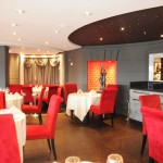 Restaurante fica na parte de trás do navio e acomoda todos os passageiros do Yacht Club com todo conforto