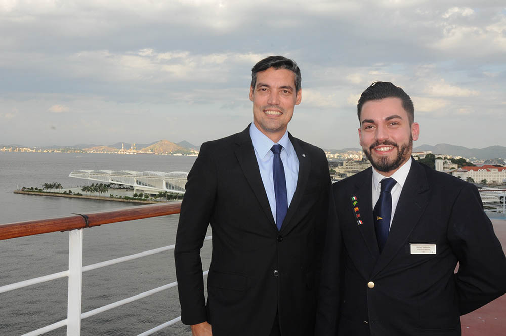 Vinicius Costa, gerente de Contas da Costa Cruzeiros, e Michel Saldanha, Hospitality Operator do Costa Luminosa