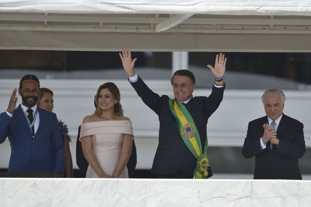 Presidente Jair Bolsonaro saúda o povo depois de receber a faixa presidencial (Foto: Marcelo Camargo/Agência Brasil)