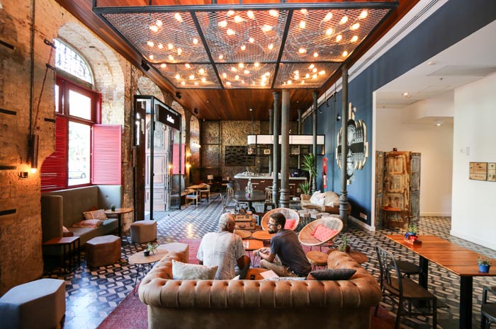 Rede internacional de hotéis Selina inaugura primeira unidade no Brasil 1 Selina Rio Lapa abre as portas no boêmio bairro carioca com cinema, arte, cowork, rooftop para festas e diversas atividades para a comunidade e hóspedes (Cred: Artur Meier)
