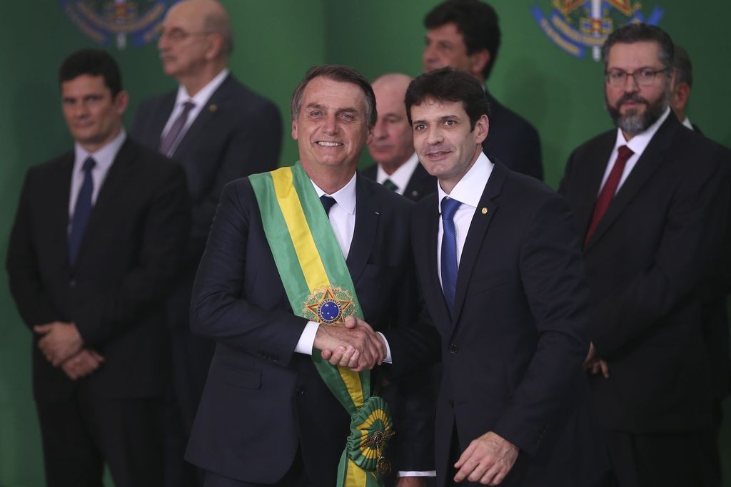 O presidente Jair Bolsonaro empossa o ministro do Turismo, Marcelo Álvaro Antônio, durante cerimônia de nomeação dos ministros de Estado, no Palácio do Planalto (Foto: Agência Brasil)