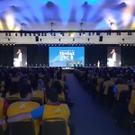 Auditório lotado durante a abertura