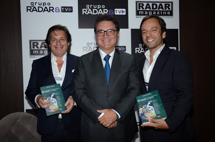 Bernardo Cardoso e David Seromenho, do Turismo de Portugal, com Vinicius Lummertzs Bernardo Cardoso e David Seromenho, do Turismo de Portugal, com Vinicius Lummertzs