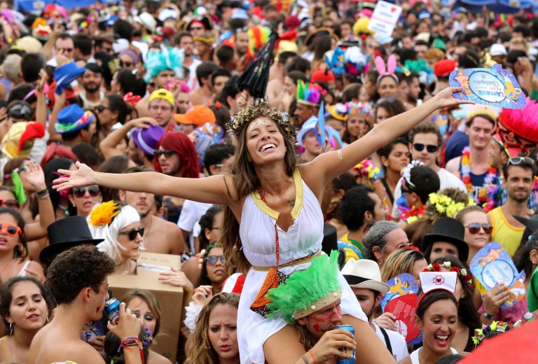 Carnaval deve movimentar R 9 bilhões e superar prépandemia pela
