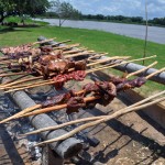 Churrasco de chão em uma residência ribeirinha foi surpresa na viagem