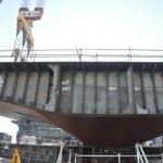 As moedas foram acopladas na quilha do navio, que ainda está em construção As moedas foram acopladas na quilha do navio, que ainda está em construção