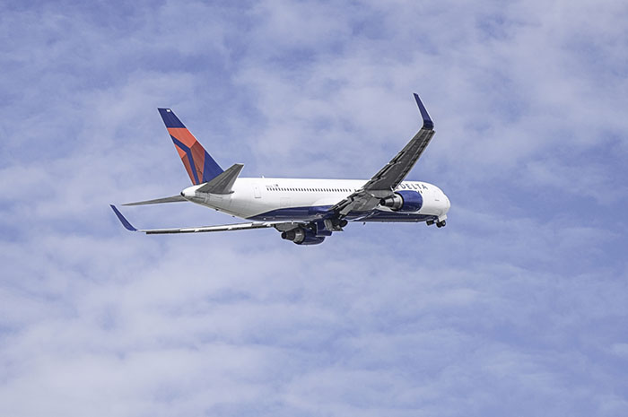 Delta anuncia lucro de US$ 6,2 bilhões em 2019 1 A Boeing 767-300ER (76T) departing over a Boeing 777-200ER (777) engine. - These images are protected by copyright. Delta has acquired permission from the copyright owner to the use the images for specified purposes and in some cases for a limited time. If you have been authorized by Delta to do so, you may use these images to promote Delta, but only as part of Delta-approved marketing and advertising. Further distribution (including proving these images to third parties), reproduction, display, or other use is strictly prohibited.