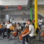 Instituto Moinho Cultural ensina musica e dança para crianças