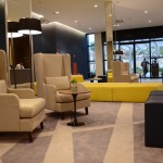 Lobby conta com sofás e poltronas para os hóspedes