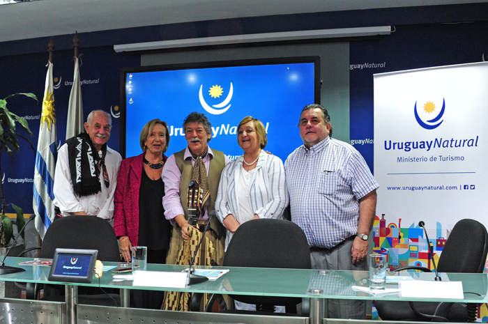 Da esq para dir: Hugo Pereda, presidente da Comissão organizadora da Fiesta da Pátria Gaúcha; ministra María Julia Muñoz; “payador” Juan Carlos López; ministra de Turismo, Liliam Kechichian; e intendente de Tacuarembó, Eber da Rosa (Cred: Ministério de Turismo Uruguay)