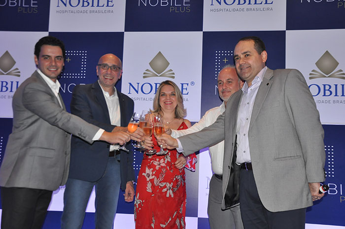 Rafael Menna, VP de Operações e Controladoria, Ricardo Pompeu, VP de Vendas e Marketing, Emíria Bertino, diretora de Qualidade e Processos, e Diego Filardi, diretor de Desenvolvimento para América Latina, e Roberto Bertino, presidente da Nobile, celebram os 11 anos da rede.