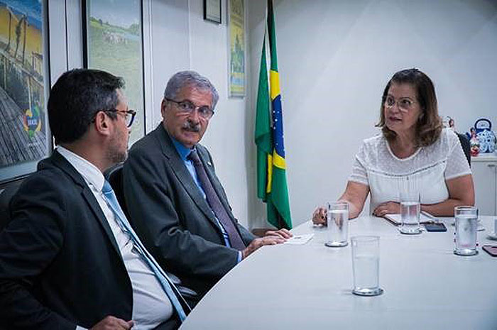 Secretário Fausto Franco, Dep. José Rocha e a presidente Teté Bezerra, em reunião na Embratur