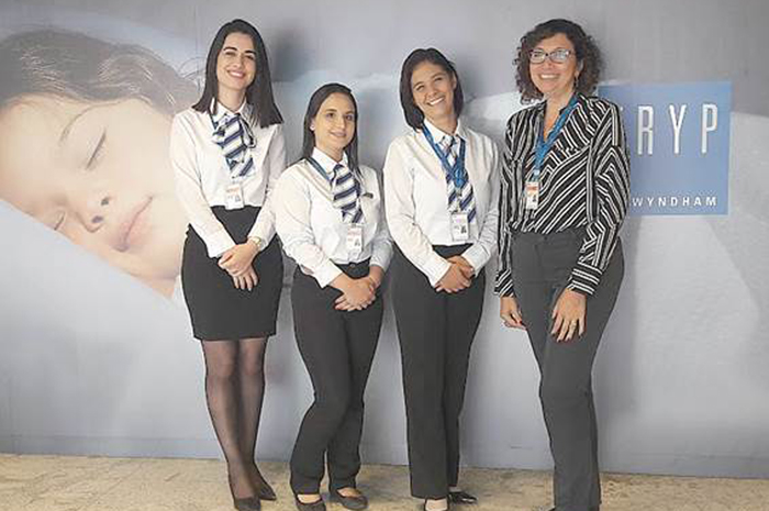 (Da dir. p/esq.) Cícera Apareccida, Gerente Geral do hotel, com as jovens executivas Michelle Baba, Bruna Paulino e Camila Maia