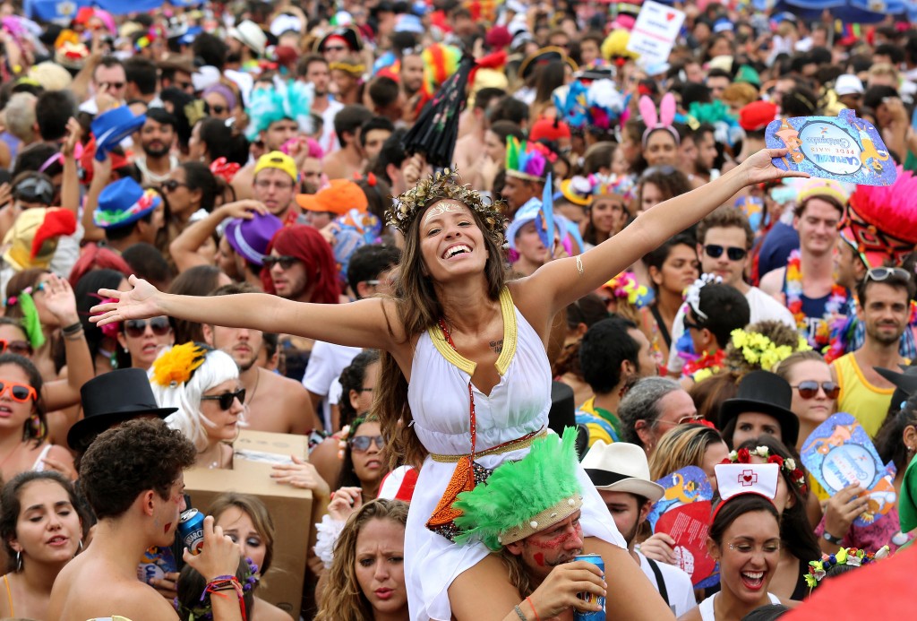 Carnaval vai movimentar R$ 6,78 bilhões e gerar 23 mil vagas no Brasil, diz CNC me_beija_6