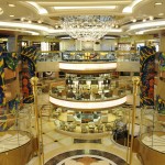 Átrio do Royal Princess é o grande destaque por estar perto de restaurantes, bares, teatro, cassino, entre outros atrativos Átrio do Royal Princess é o grande destaque por estar perto de restaurantes, bares, teatro, cassino, entre outros atrativos