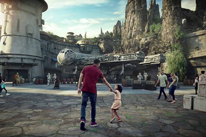 O Galaxy's Edge será inaugurado no Disneyland Resort em 31 de maio e no Walt Disney World Resort em 29 de agosto deste ano