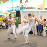 Apresentação de capoeira no estande do Brasil