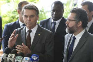 Bolsonaro veta franquia de bagagem gratuita e aprova 100% do capital estrangeiro