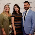 Bruna Freitas, da Aeromexico, entre Carla Cecchele e Leonel Reyes, do Hard Rock Hotel