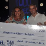 Cacilda Magalhães, da Cacilda Tur recebe o prêmio de terceira colocada das mão do secretário de Turismo de Mossoró, Laíre Neto
