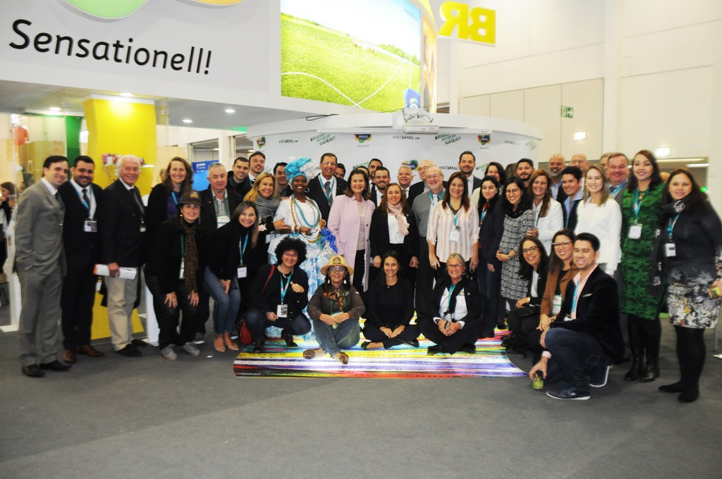 Delegação brasileira reunida no estande do Brasil na ITB 2019