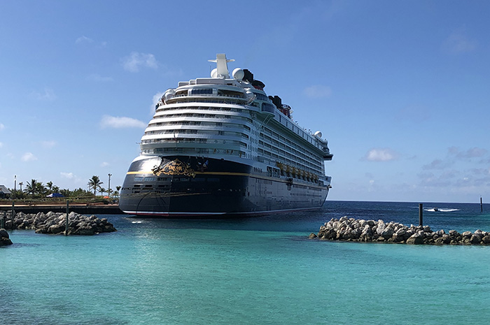 Faça um tour pelo Disney Dream em 70 fotos 1 Disney Dream parado em Castaway Cay