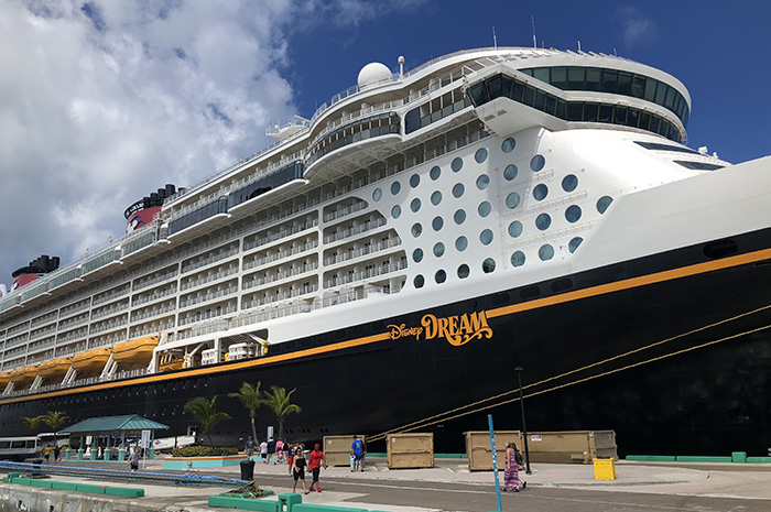 Disney Dream parado no porto de Nassau.