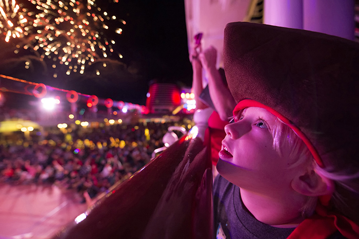 Festas e show de fogos fecham o dia no Disney Dream